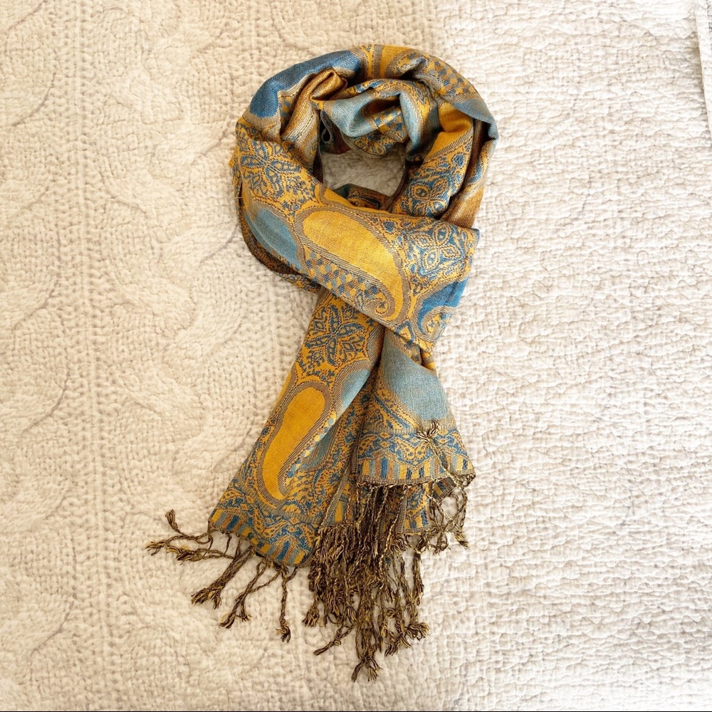 Scarf pashmina wrap shawl with paisley print